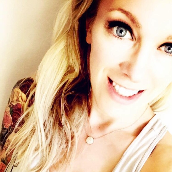 Meet your Posher, Carrie - Picture 2 of 6